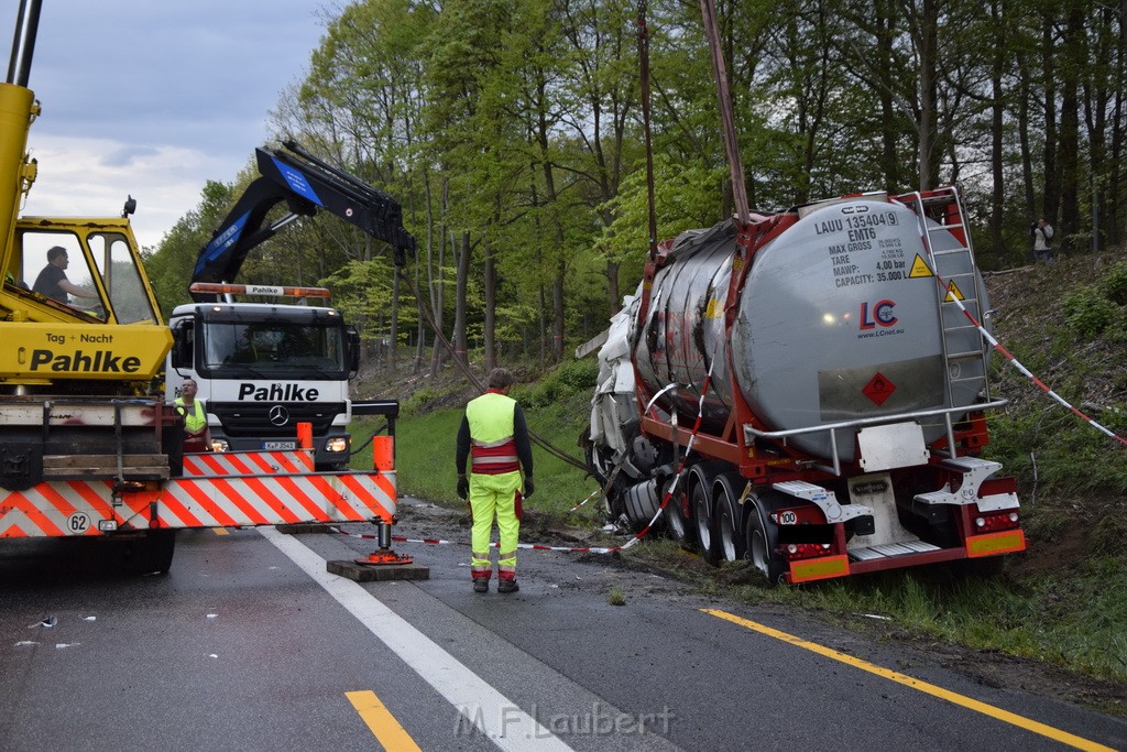 VU Gefahrgut LKW umgestuerzt A 4 Rich Koeln Hoehe AS Gummersbach P448.JPG - Miklos Laubert